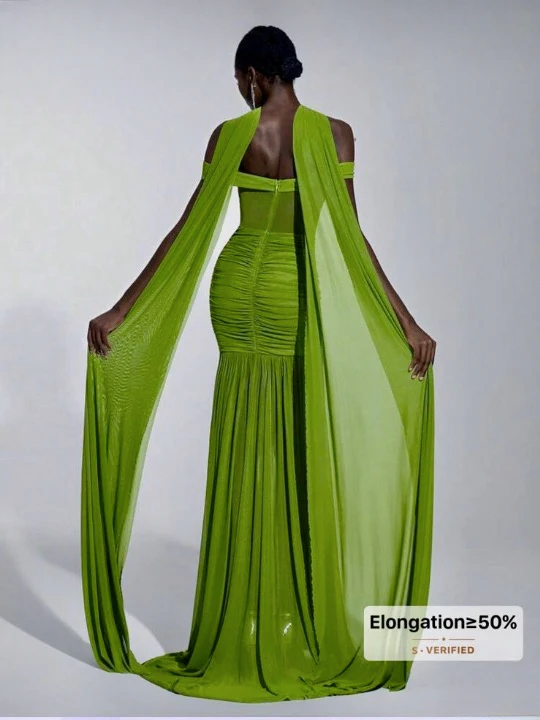 Robe de gala longue verte à cape volante — silhouette sirène